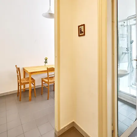 Апартаменты Classic Commenda - Porta Romana - 150 Meters From Mangiagalli Милан